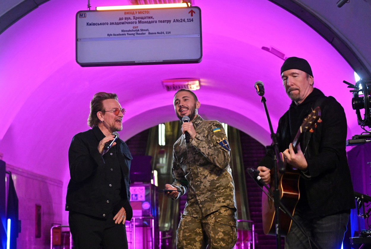 VIDEO & GALERIE FOTO. Bono, apariție-surpriză la metroul din Kiev. Artistul a mers la Bucha și Irpin