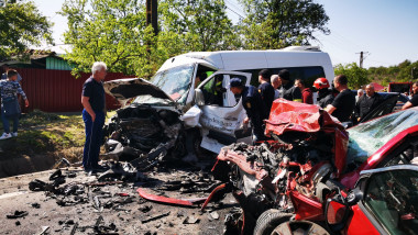 Microbuz și autoturism, distruse într-un accident.