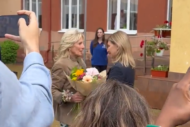 VIDEO. Jill Biden, vizită în Ucraina. Prima Doamnă a SUA s-a întâlnit cu Olena Zelenka, soția președintelui Zelenski