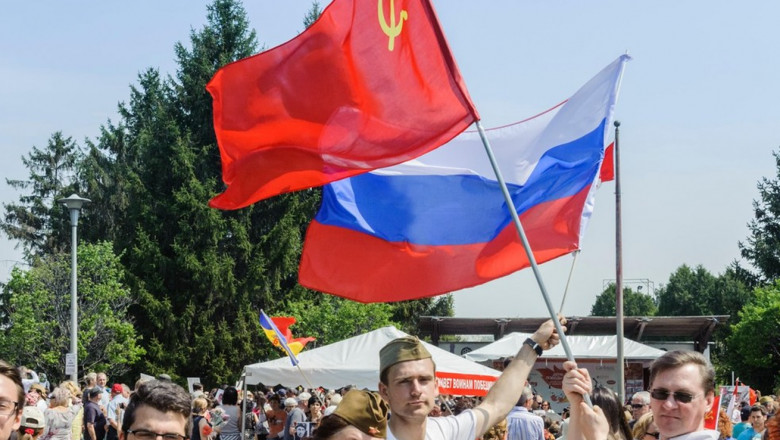 Drapele ale Rusiei și URSS-ului.