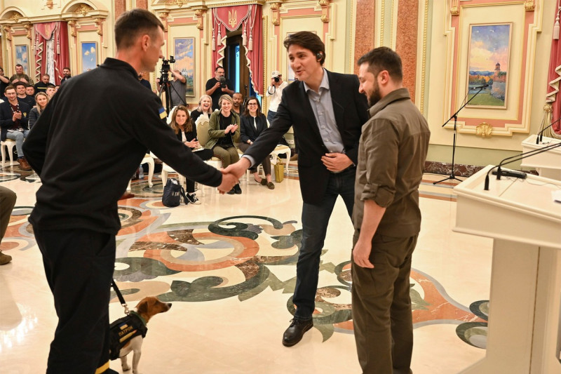 Ukrainian President Zelenskyy and Canadian Prime Minister Justin Trudeau Present Sappers with State Awards