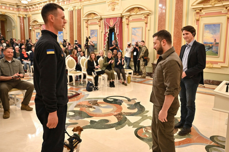 Ukrainian President Zelenskyy and Canadian Prime Minister Justin Trudeau Present Sappers with State Awards