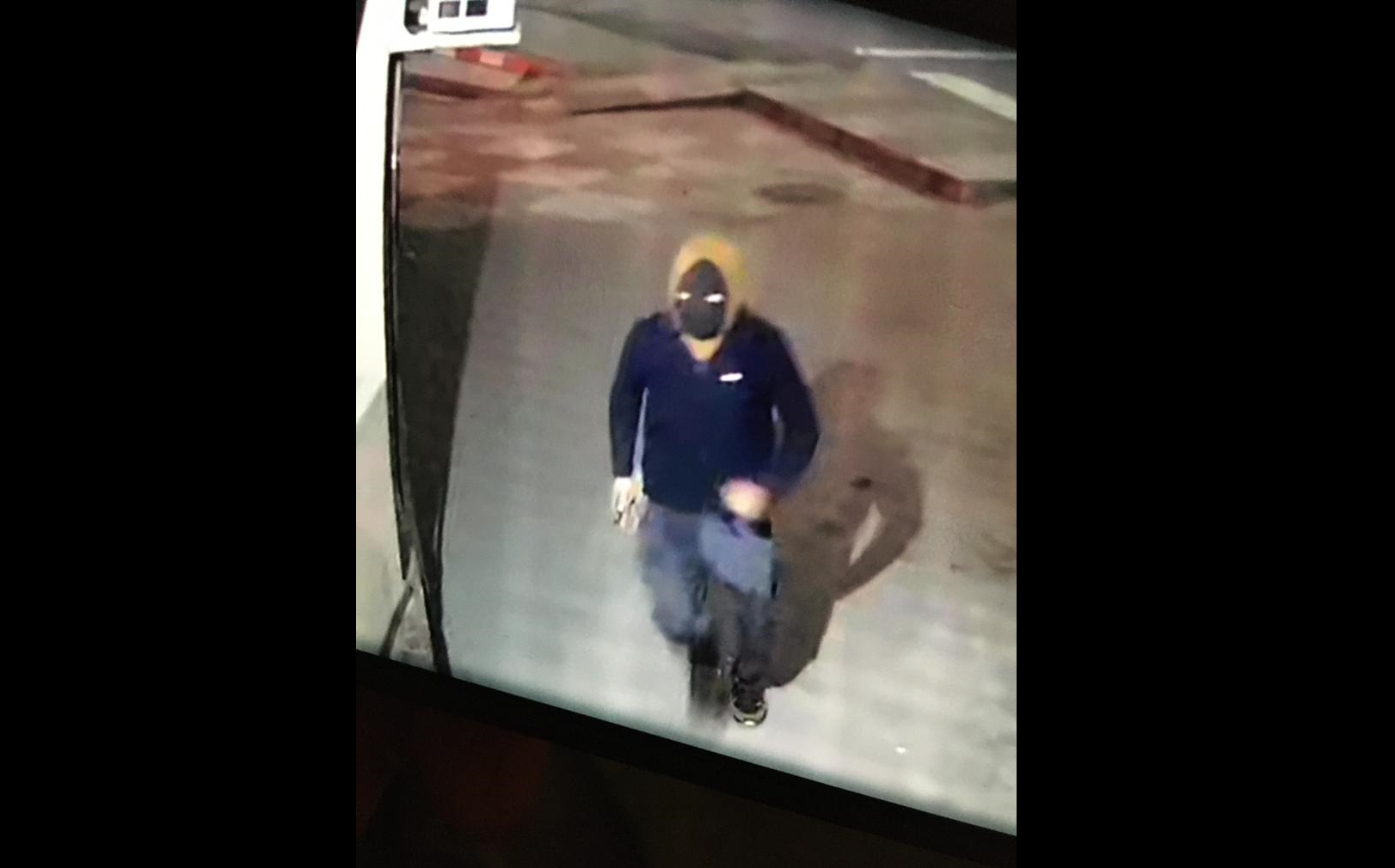 Doi tineri au pierdut 19.000 de lei la păcănele, apoi au înscenat o tâlhărie elaborată ca să recupereze banii