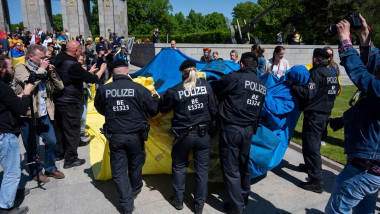 politisti strang un drapel ucrainean la berlin, monumentul soldatului sovietic