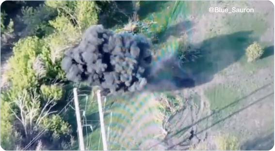 Un tanc rusesc calcă pe două mine: suflul exploziei îl ridică în aer. Cum se antrenează ucrainenii să distrugă vehiculele rusești