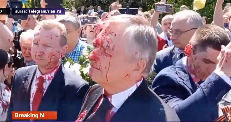 Ambasadorul rus la Varșovia a fost stropit cu vopsea roșie, în timp ce se afla în cimitirul soldaților sovietici