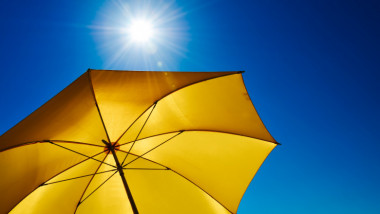 umbrela galbena tinuta in soare