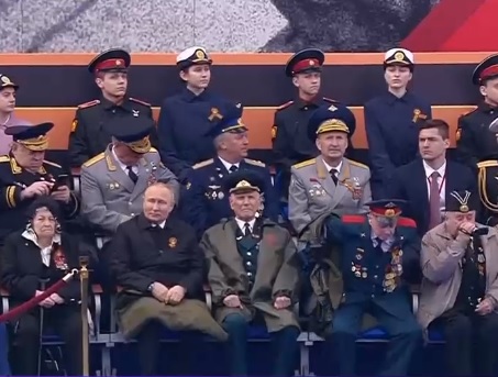 Este Putin bolnav? Imaginile în care și-a acoperit picioarele cu o pătură la parada de la Moscova au devenit virale