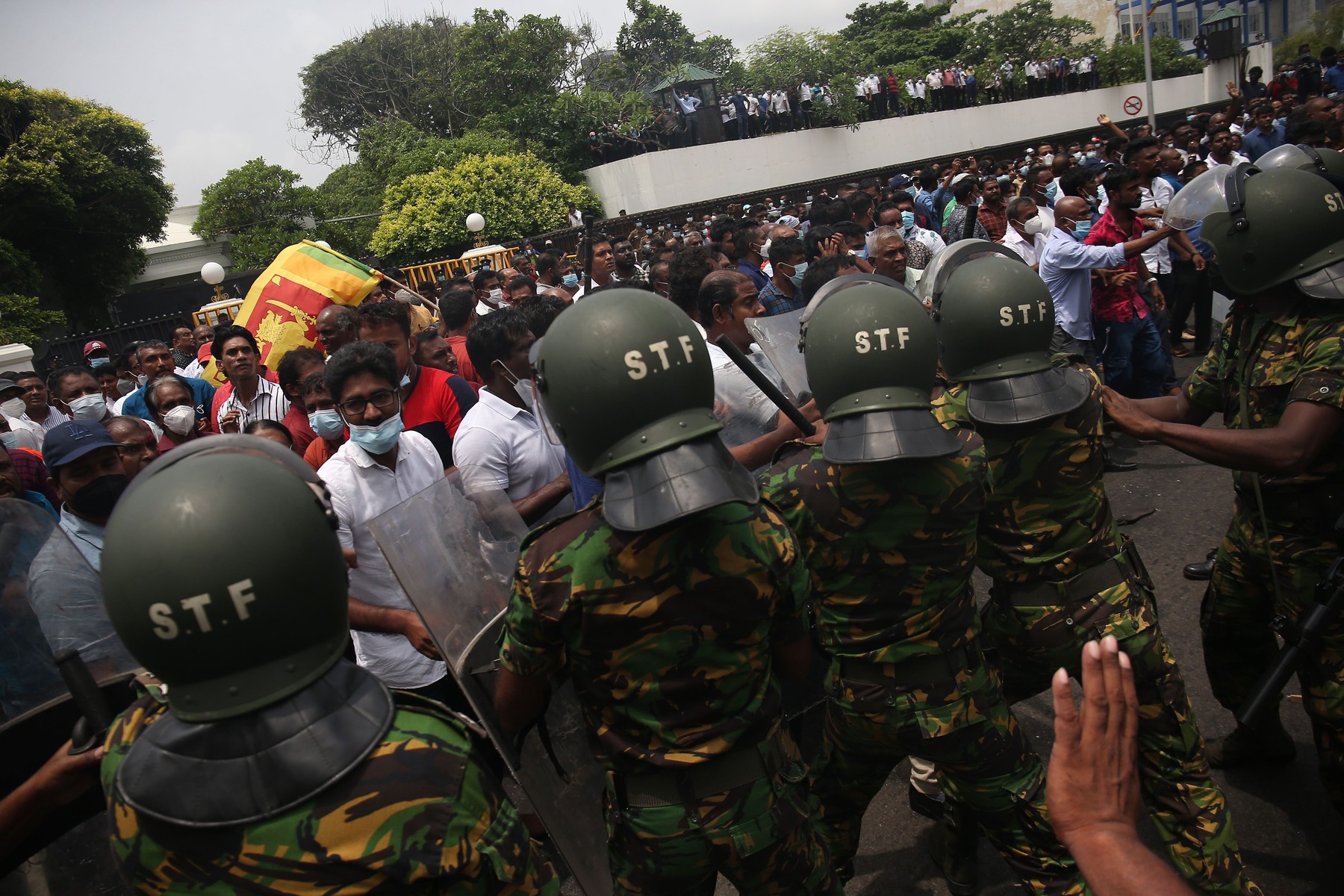 Un parlamentar din Sri Lanka s-a sinucis după ce a împușcat mortal protestatari care manifestau împotriva guvernului