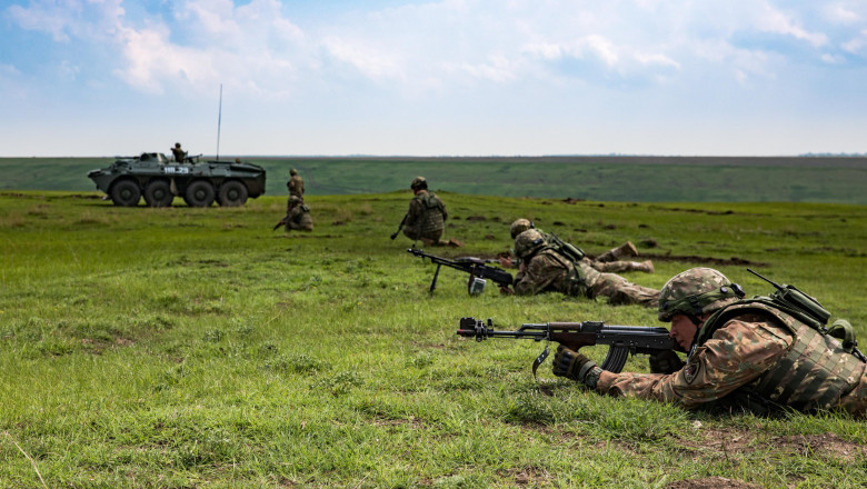 Militari în poligon.