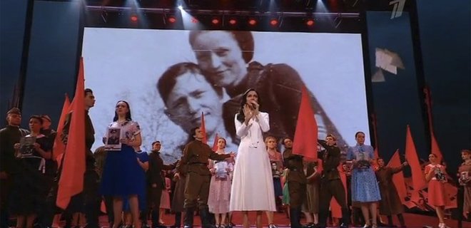FOTO. Tâlharii americani Bonnie și Clyde, prezentați la televiziunea rusă de stat drept „eroi” ruși uciși în Al Doilea Război Mondial