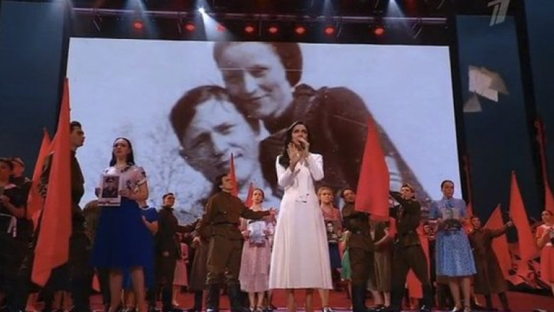 Spectacol de 9 mai în Rusia cu imaginea lui Bonnie and Clyde.