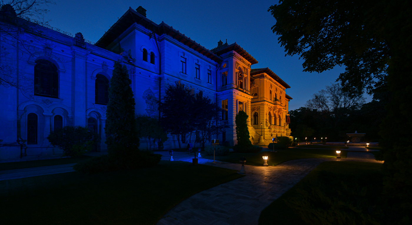 FOTO De Ziua Europei, Palatul Cotroceni a fost iluminat în culorile steagului Ucrainei
