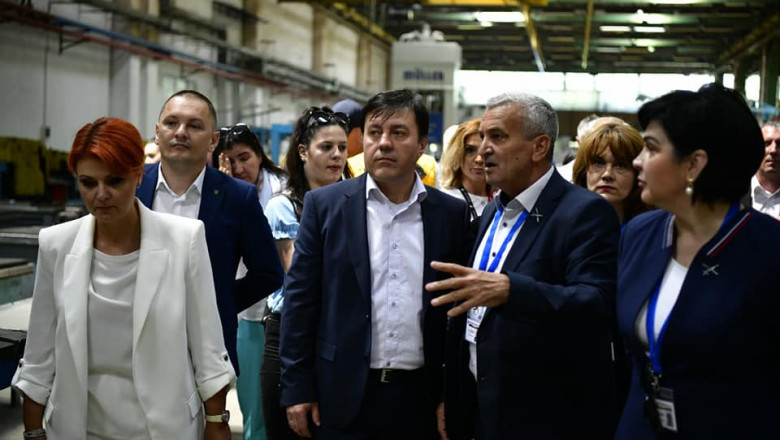 ministrul economiei florin spataru, primarul craiovei lia olguta vasilescu in vizita la fabrica de avioane craiova