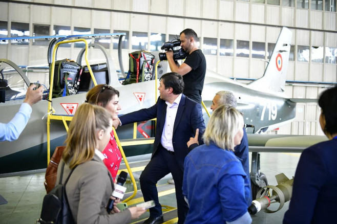 ministrul economiei urca intr-un avion soim - facebook min eco