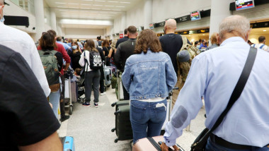 oameni cu bagaje pe aeroport