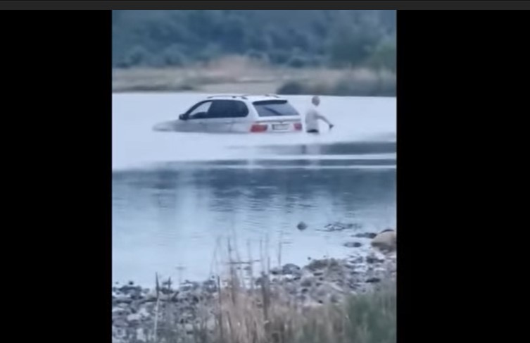 VIDEO. Un șofer cu BMW a rămas blocat în râul Bistrița, după ce a încercat să-l traverseze