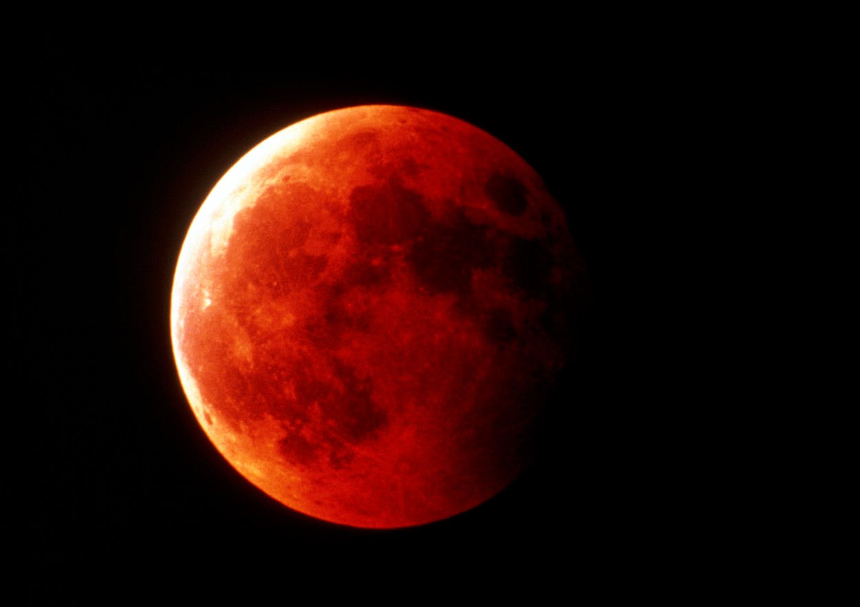 Luna va deveni roşiatică în timpul eclipsei totale din noaptea de duminică spre luni. La ce oră poate fi admirat spectacolul ceresc