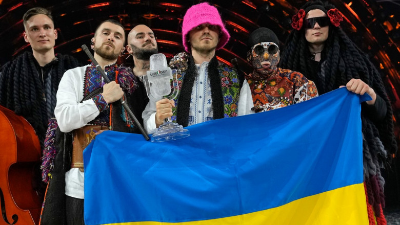 kalush orchestra cu steagul ucrainei si trofeul eurovision 2022
