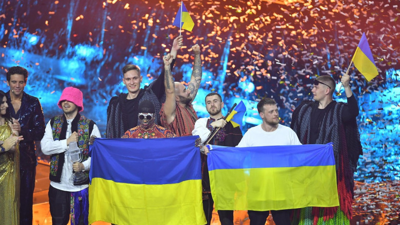 oameni care se bucura cu steaguri ucrainene