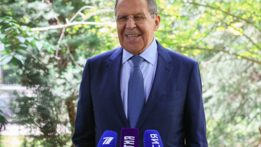 SERGHEI LAVROV RADE IN FATA UNOR MICROFOANE