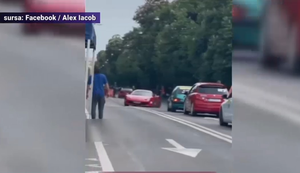 VIDEO. Momentul în care un Ferrari scăpat de sub control lovește două mașini
