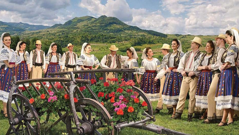 Ansamblul Folcloric Național Transilvania, in costume populare