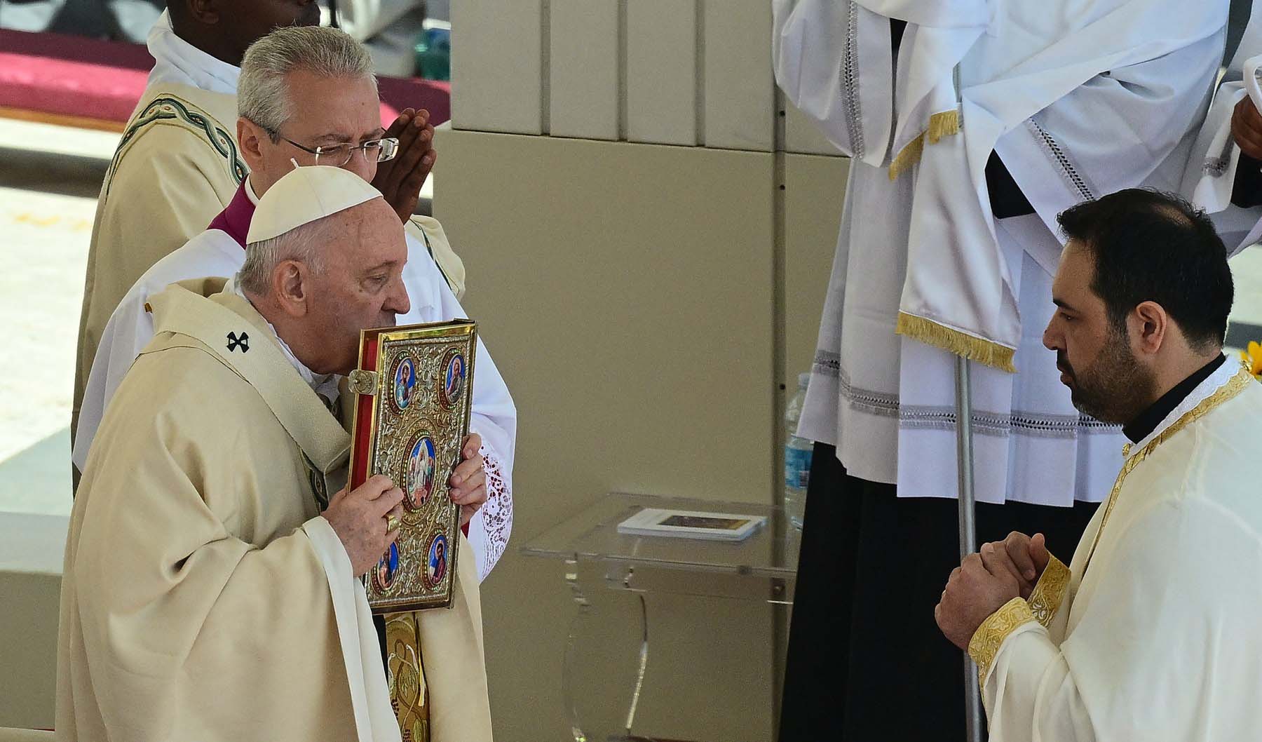 Papa a proclamat zece personalităţi ale Bisericii Catolice în rândul sfinţilor