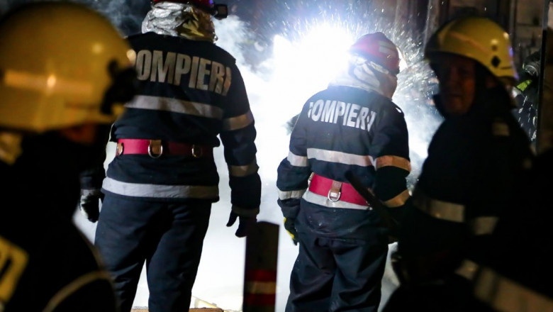 Două persoane, soț și soție, au murit după ce casa le-a luat foc de la o candelă