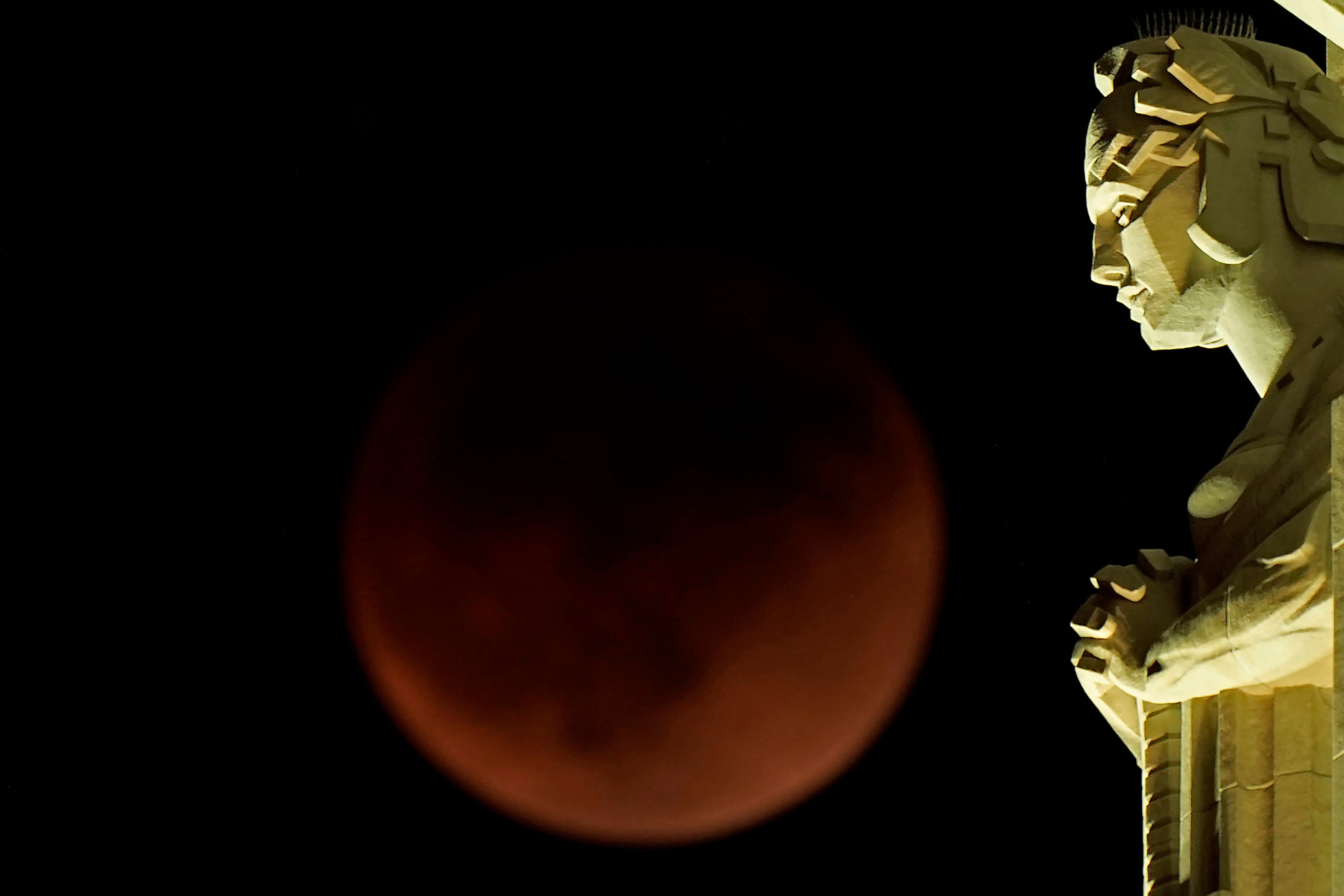Cum arată „Luna Sângerie”. Primele imagini cu eclipsa totală, surprinse pe mapamond. Fenomenul, vizibil și din România