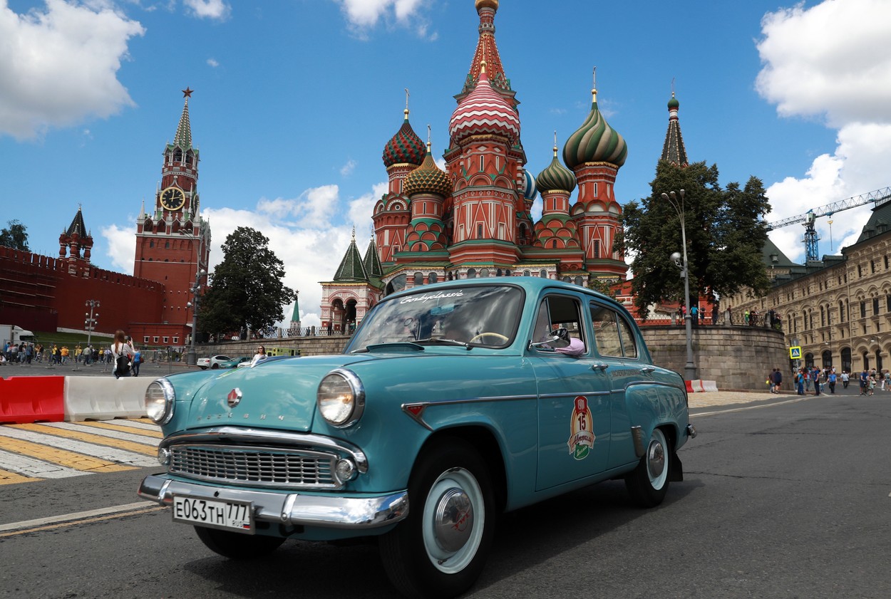 Guvernul Rusiei a naționalizat uzina Renault din Moscova și începe producția celebrelor mașini sovietice Moskvitch