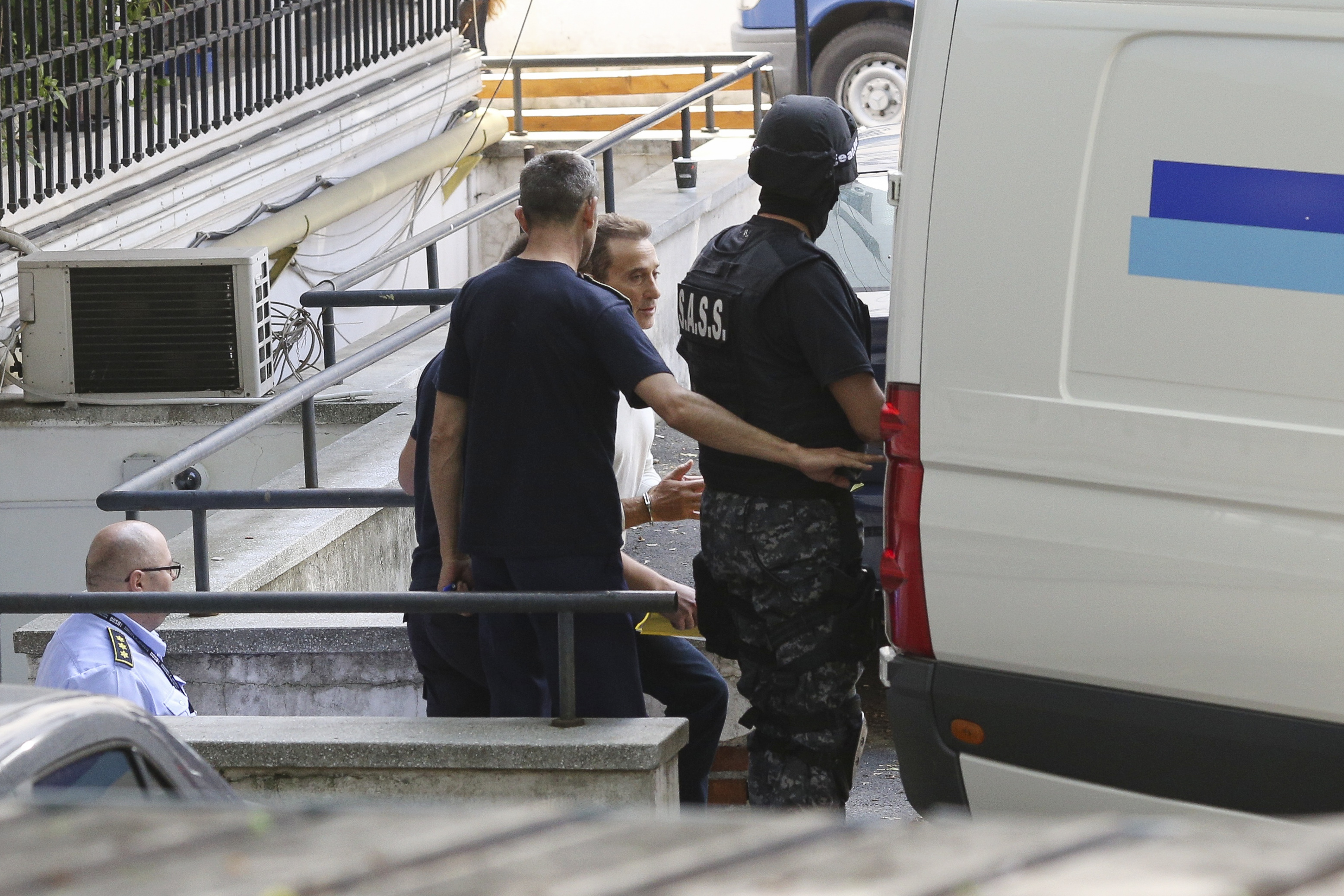 Fraţii Radu şi Alexandru Mazăre, aduşi din penitenciar sub escortă, la funeraliile mamei lor