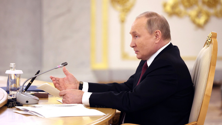 Vladimir Putin la birou gesticuleaza