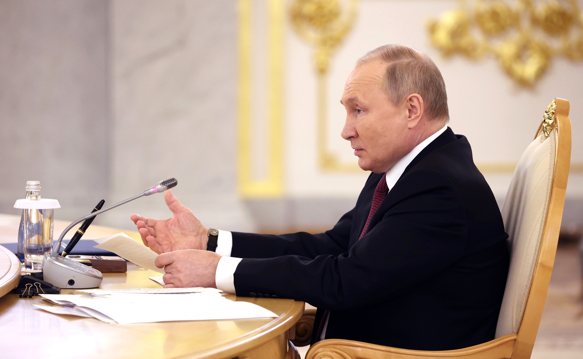 Putin susţine că are „probe documentare” că în Ucraina au fost create „componente pentru arme biologice”