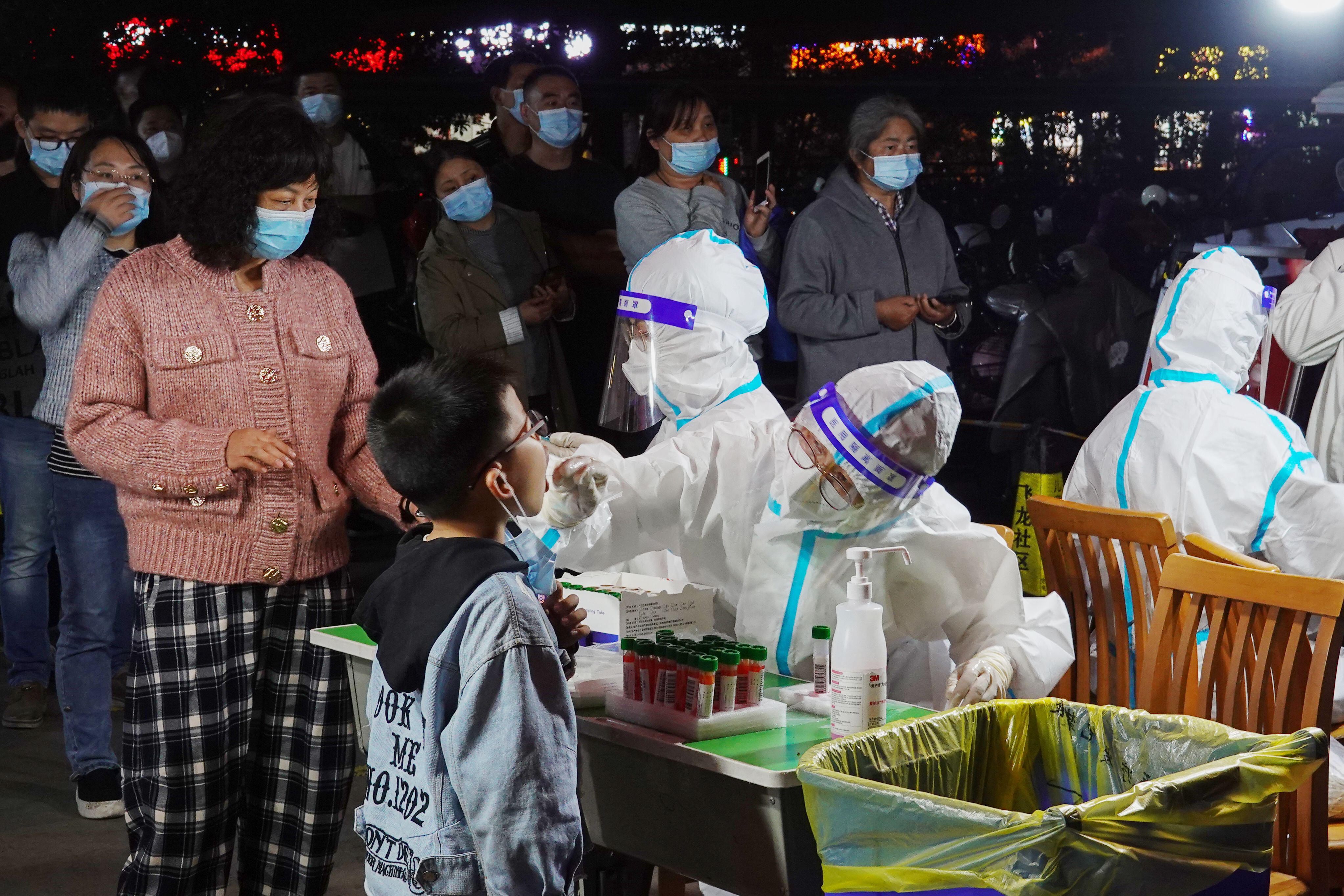 CNN: „Suntem ultima generație”. Restricțiile pandemice dure din Shanghai intensifică furia cetățenilor și o criză a populației în China