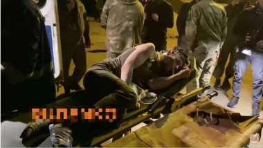 Soldat ucrainean rănit, evacuat de la Azovstal, intins pe targa