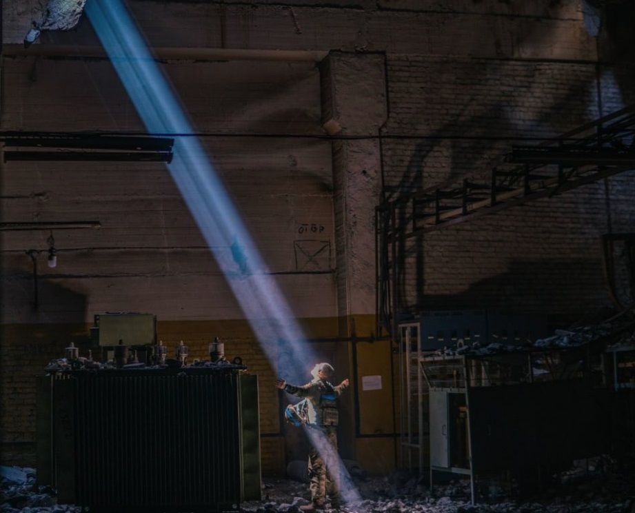 "Lumina va învinge întunericul". O fotografie cu puternic impact, realizată în Azovstal, a emoționat întreaga lume