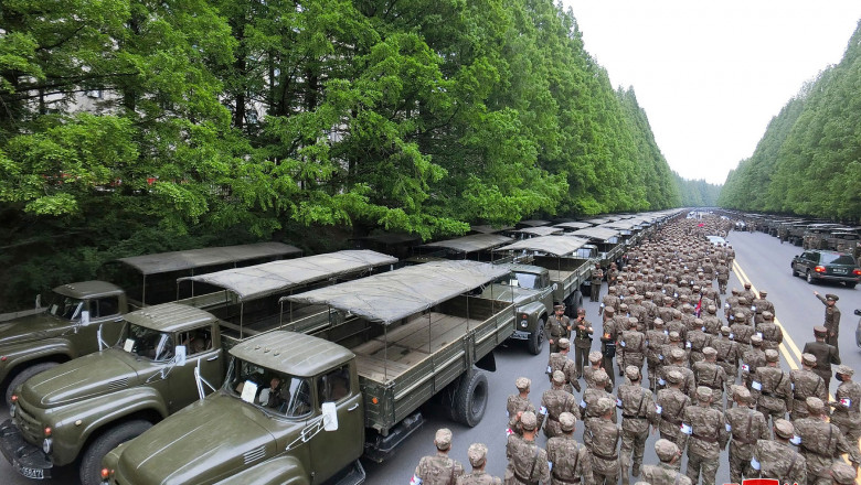 Militari și camioane militare pe o stradă