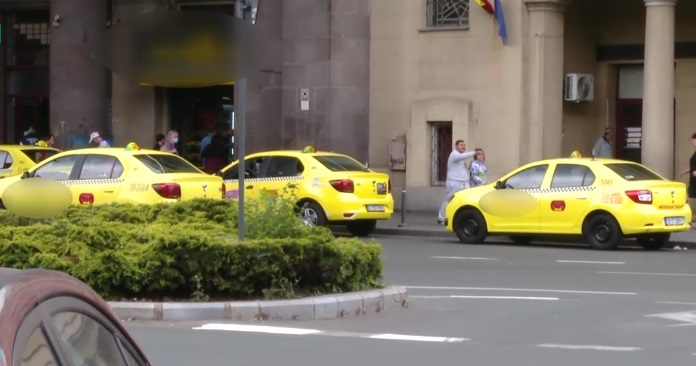 Reportaj cu camera ascunsă. Cum îi înșală taximetriștii pe turiștii străini: "În București nu e bon fiscal. 50 de lei, cam 20 de euro"