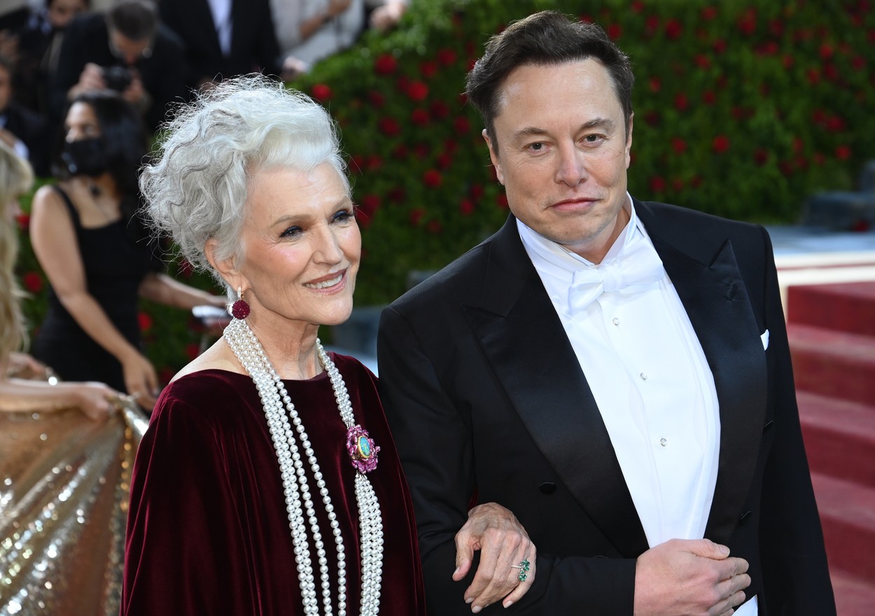 Ascensiunea lui Maye Musk: povestea de dragoste a Chinei cu mama celui mai bogat om din lume