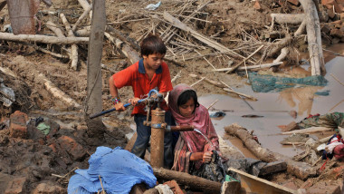 copii se spala la un robinet in pakistan