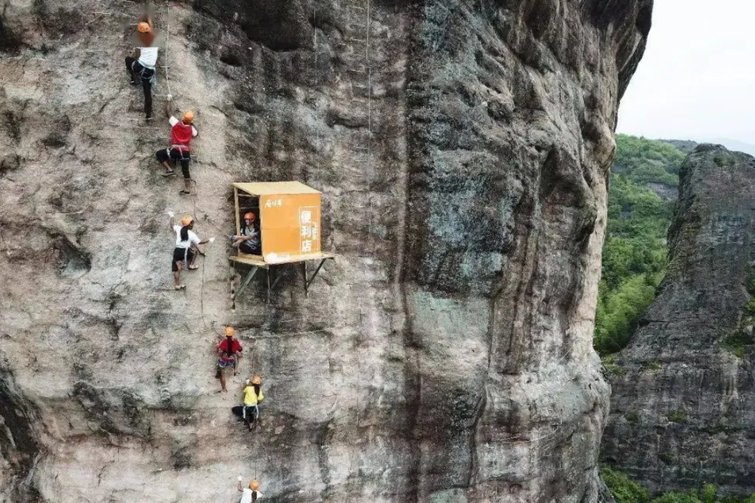Cel mai „incomod” magazin din lume este „atârnat” pe o stâncă, la 120 de metri înălțime, în China. Ce vinde și cât costă