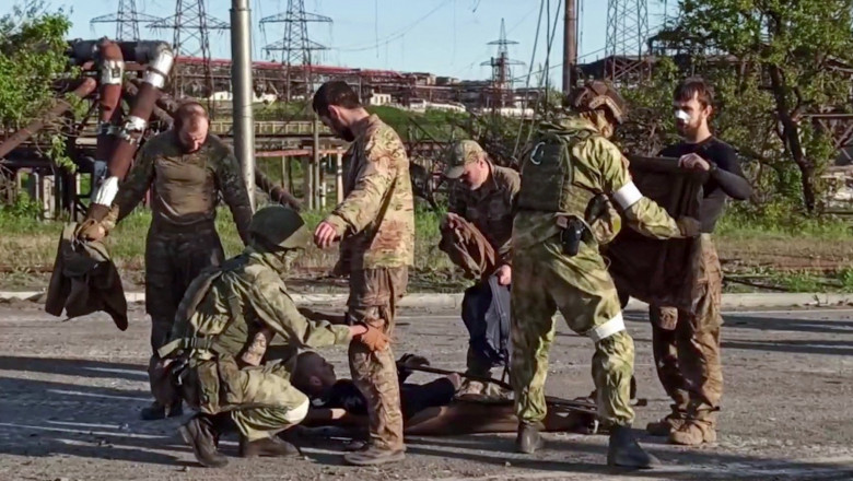 Militari ucraineni verificați la ieșirea din Azovstal