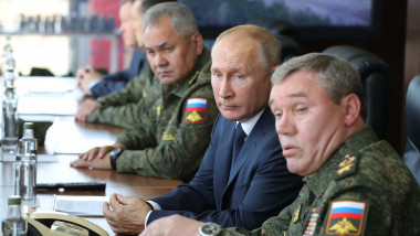 Vladimir Putin alături de ministrul Apărării, Serghei Șoigu (s) și șeful Statului Major al armatei ruse, Valerii Gherasimov (d).