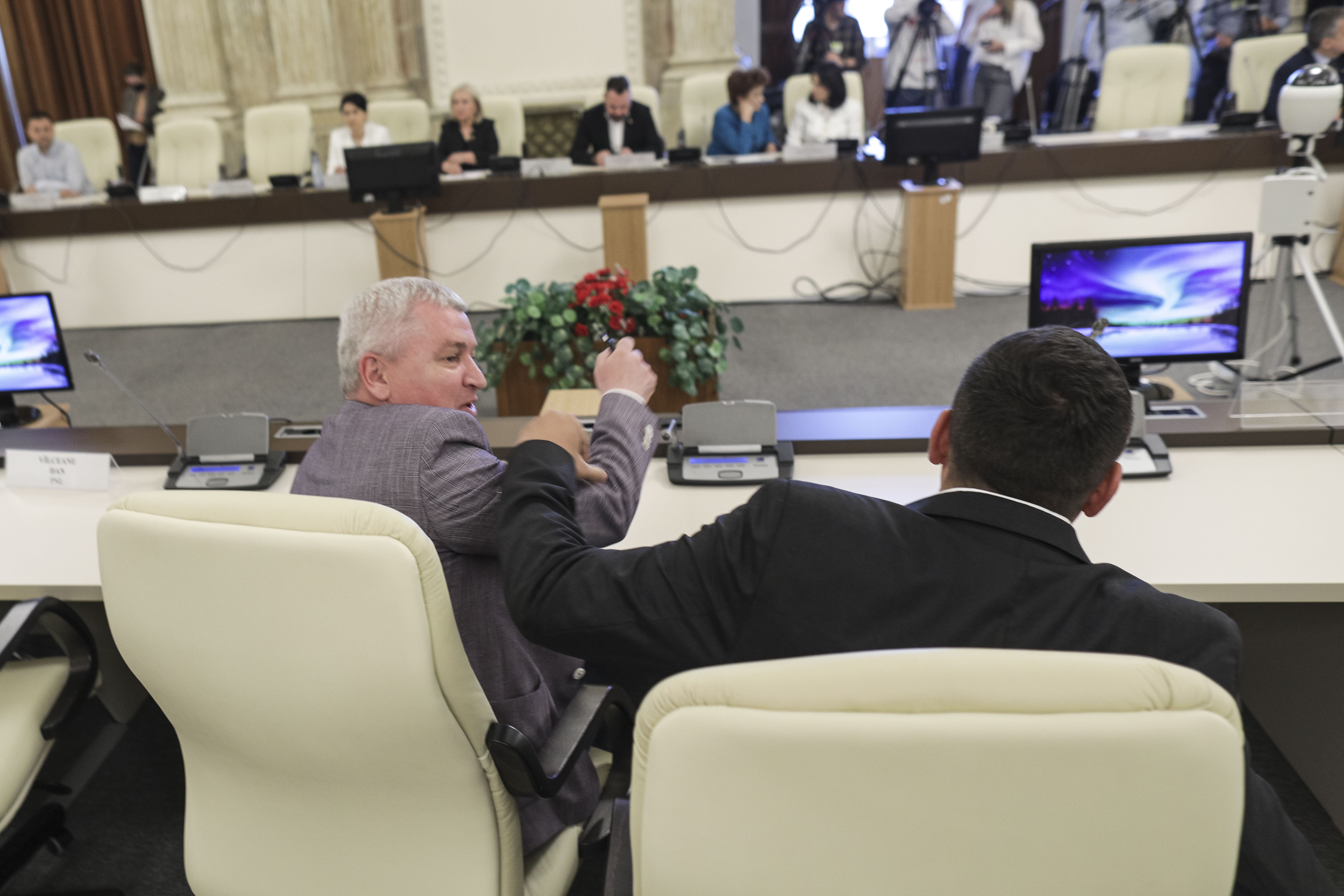 PNL cere sancționarea parlamentarilor AUR, după scandalul de la dezbaterea legii offshore: Au agenda conectată la Kremlin
