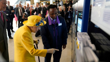 Regina Elisabeta a II-a a inaugurat o linie de metrou ce îi poartă numele
