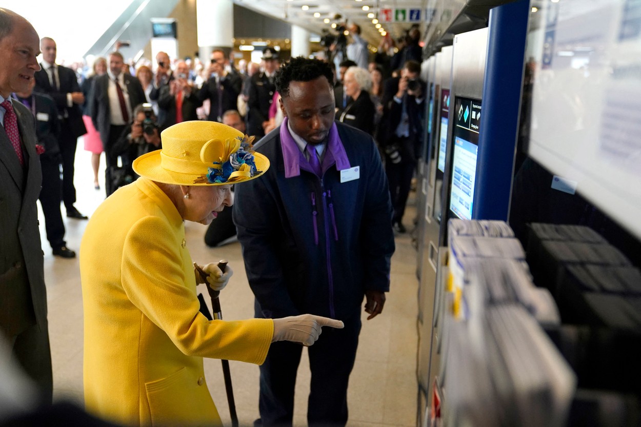 Apariție-surpriză a Reginei Elisabeta a II-a a Marii Britanii la metroul din Londra