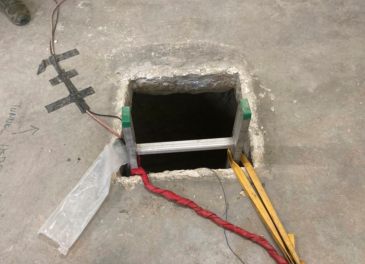 Un tunel de jumătate de kilometru, săpat la 18 metri adâncime de traficanții de droguri, descoperit sub frontiera SUA - Mexic