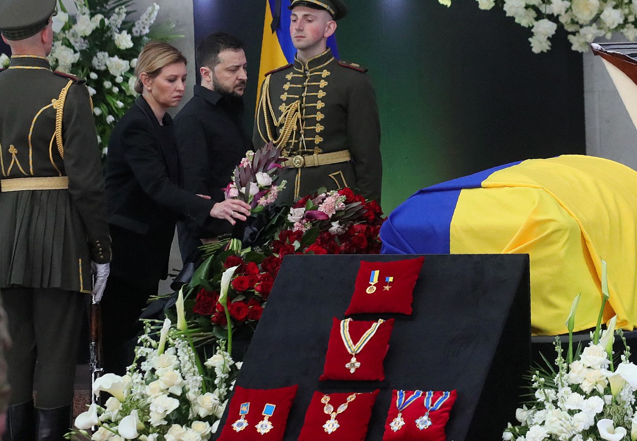Zelenski și soția sa, Olena, prima apariție publică de la începutul războiului, la funeraliile fostului preşedinte al Ucrainei