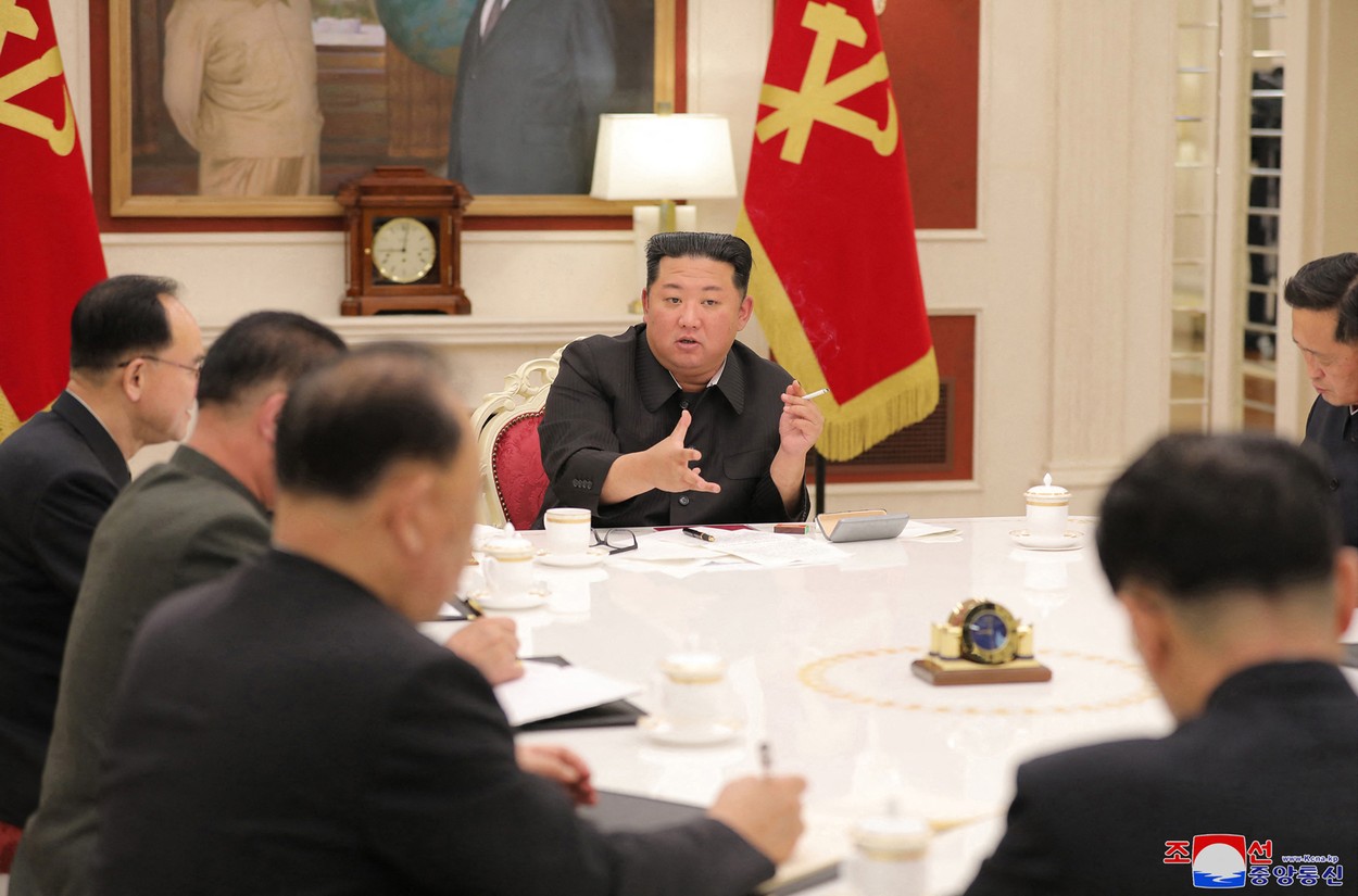 Kim Jong Un își acuză propriul guvern de neglijență și indolență pentru că a scăpat focarele de COVID-19 de sub control